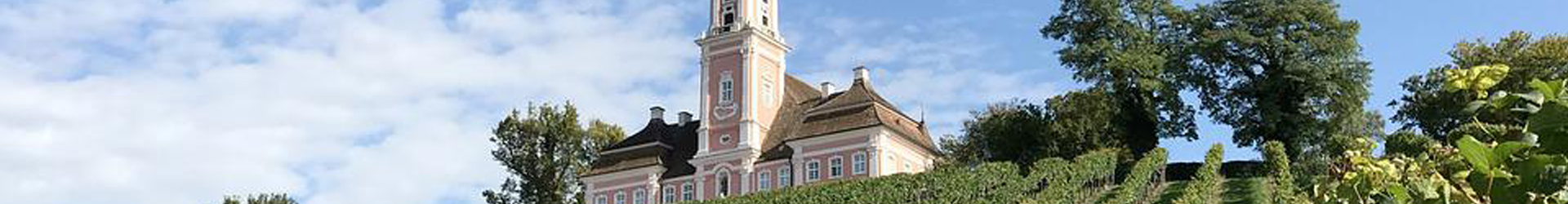 Kerk bij grasveld